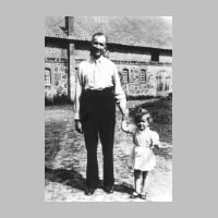 034-0010 Walter Christoph mit Tochter Sabine im Jahre 1944.jpg